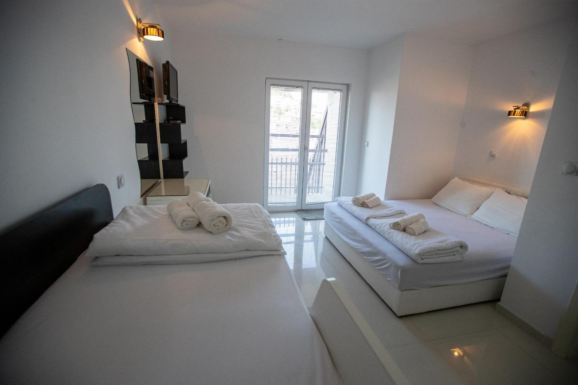 Lake View Double Balcony City Center Apartment In โอครีด ภายนอก รูปภาพ