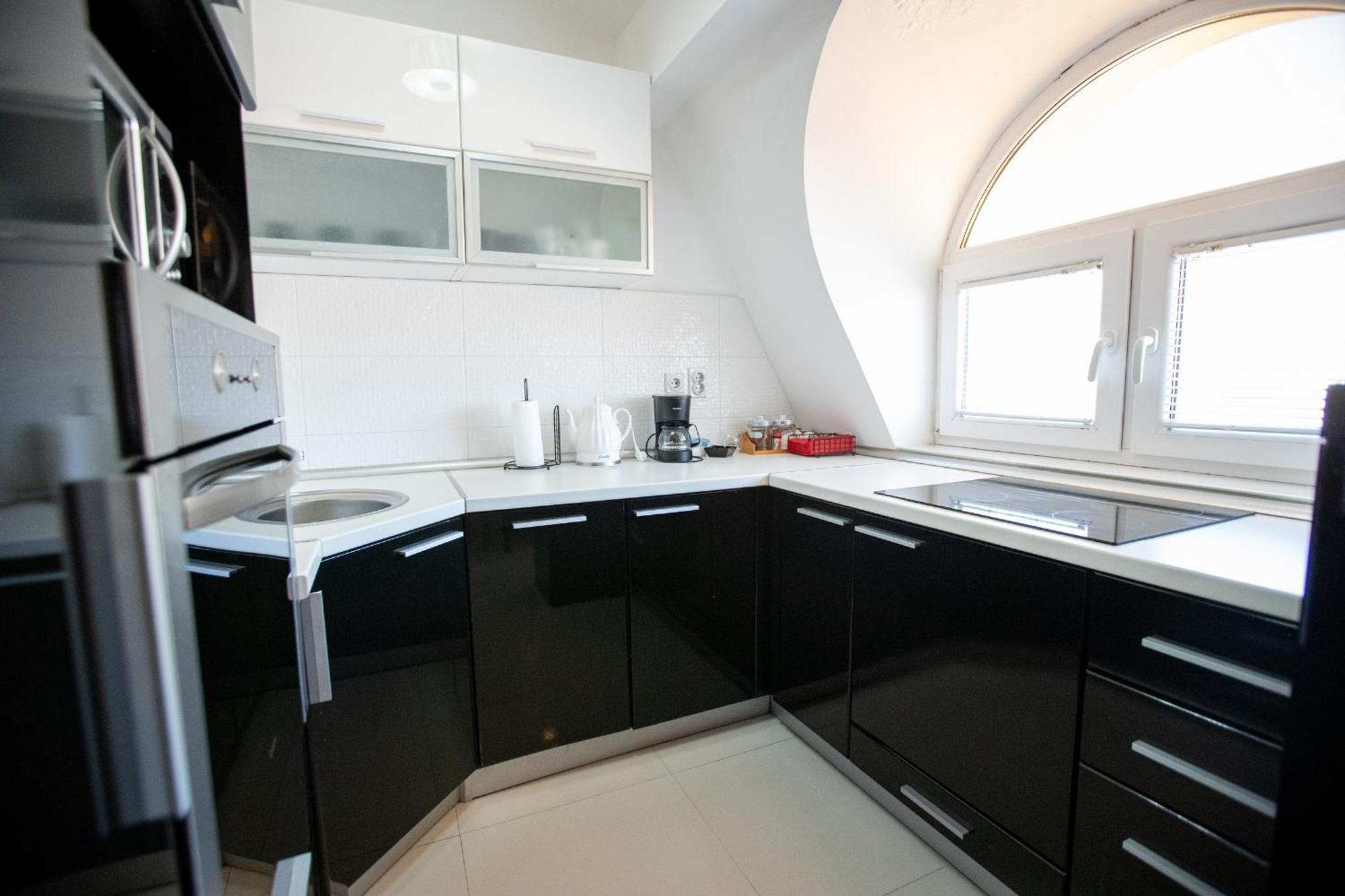 Lake View Double Balcony City Center Apartment In โอครีด ภายนอก รูปภาพ