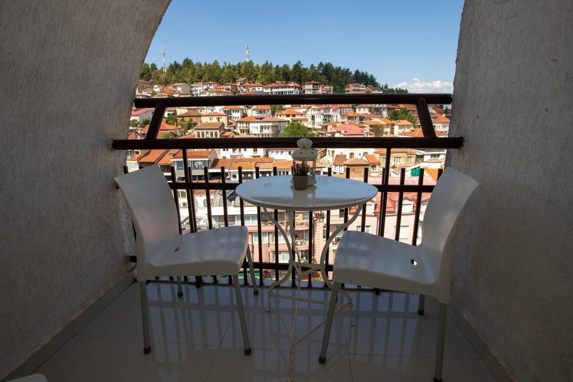 Lake View Double Balcony City Center Apartment In โอครีด ภายนอก รูปภาพ