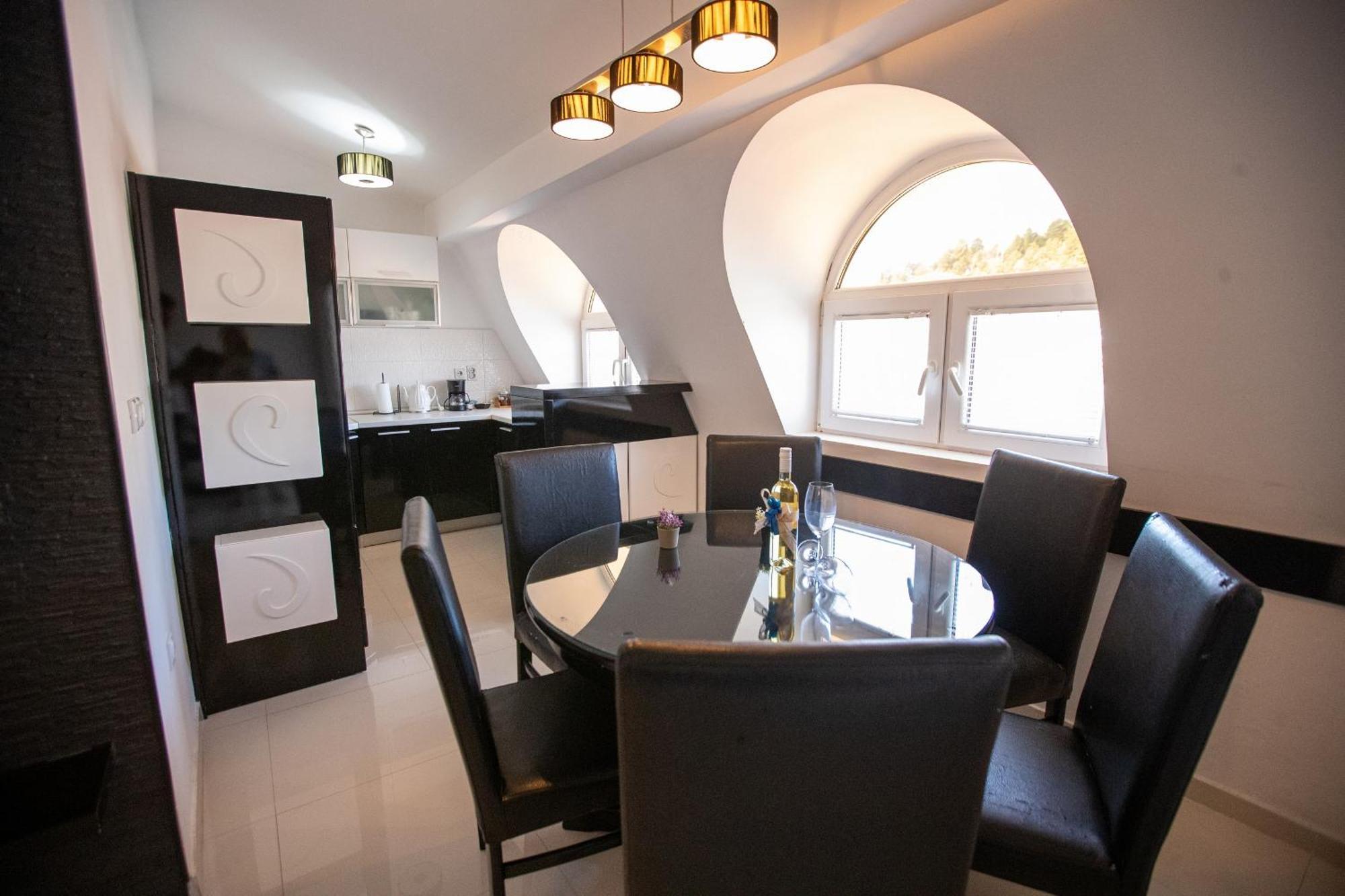 Lake View Double Balcony City Center Apartment In โอครีด ภายนอก รูปภาพ